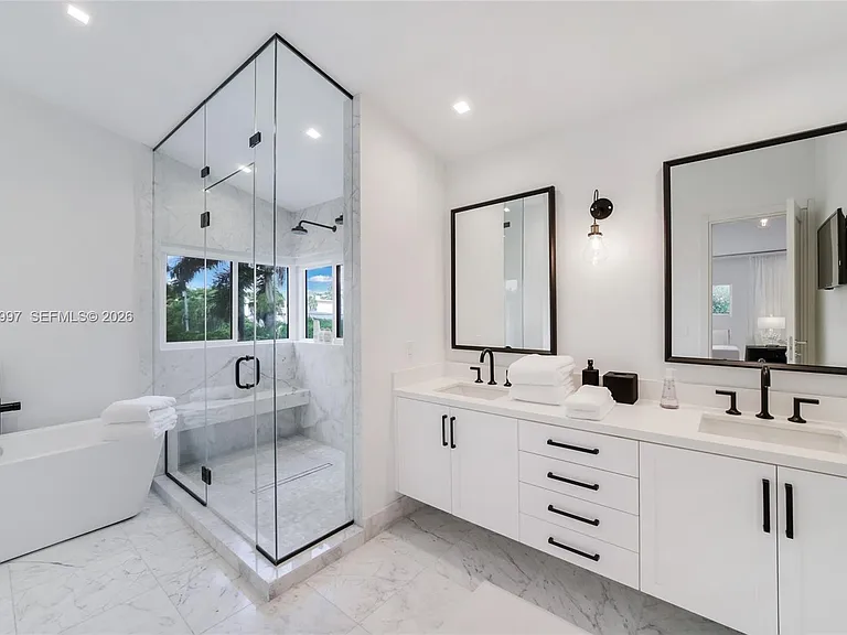 1316 N Venetian Way — Photo 46