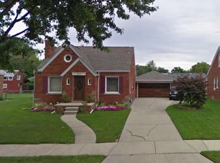 20669 Roscommon St, Harper Woods, MI 48225
