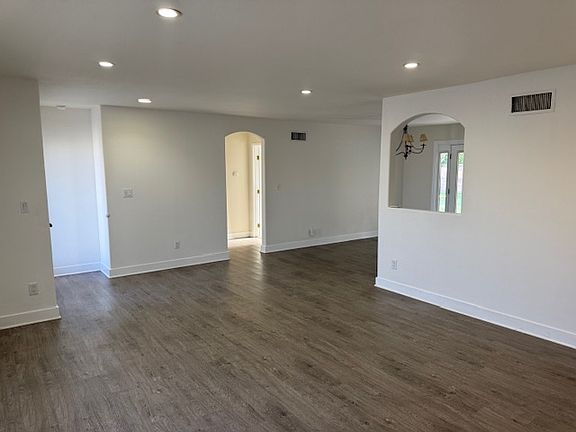 4th image of 23056 Lanark St