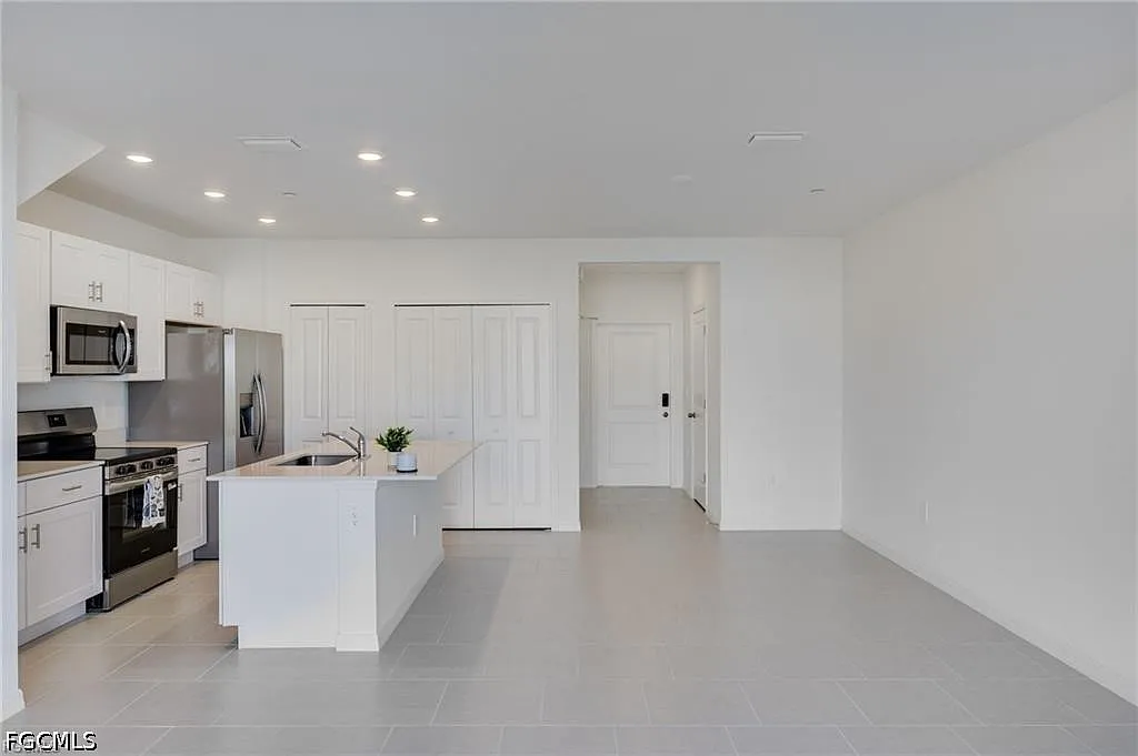 3 bed, 2.5 bath, 1378 sqft, $1,700 — Photo 3