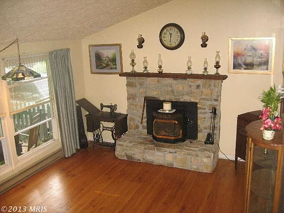 3rd image of 104 Glenoak Ct