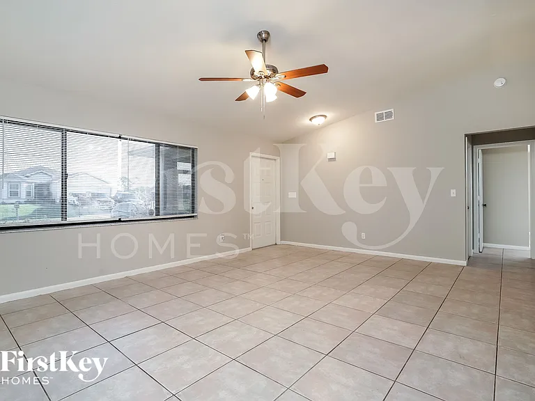 2022 NW 9th St — Photo 4
