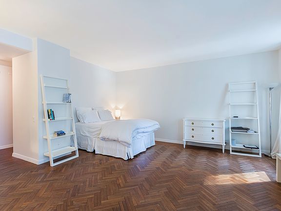 3rd image of 15 W 53rd St #13K