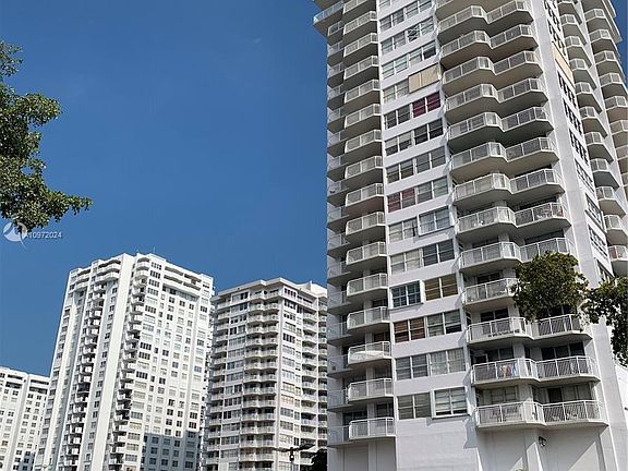 3rd image of 18011 Biscayne Blvd APT 1202