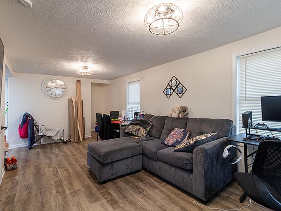 4th image of 94 Huron Cir