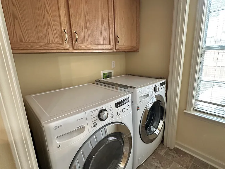 596 Ashley Glen Cir W — Photo 11