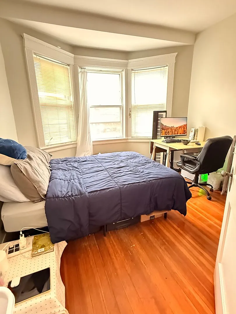 No Brokers Fee, No Security Deposit, Parking Included, heat, Hot Water Included, Laundry on a Site — Photo 2