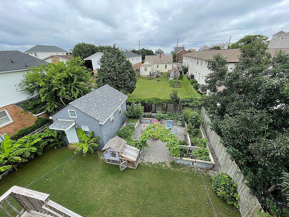 Garden and guesthouse