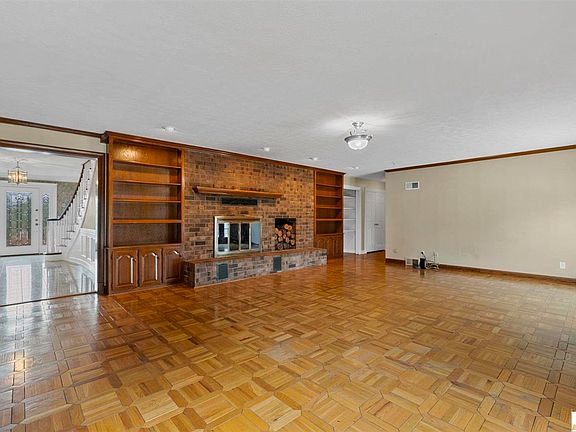 5th image of 210 Dana Ct