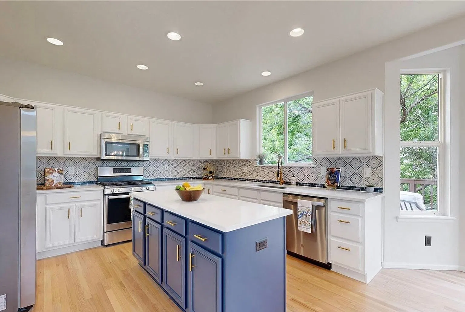Beautifully Updated Home in Roxborough Village! — Photo 2