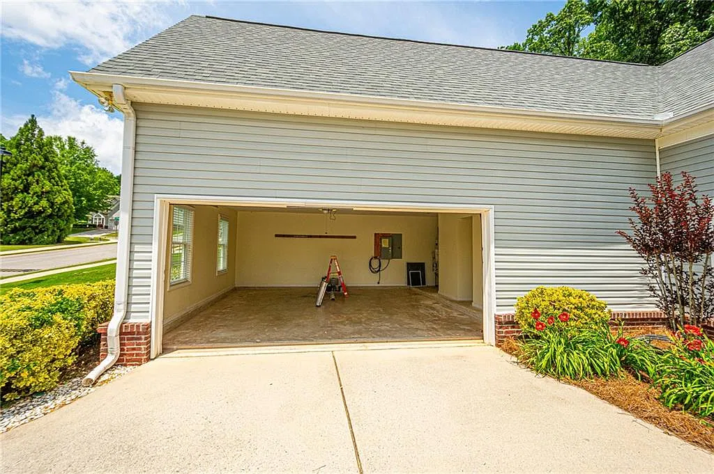 3 bed, 2.0 bath, 2074 sqft, $2,100 — Photo 4