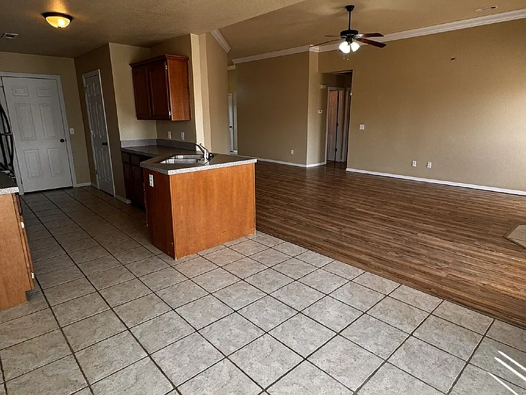 1532 Hutchinson St — Photo 4