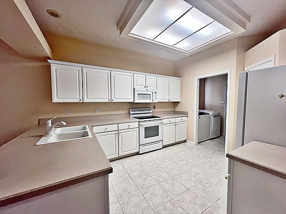 5th image of 2194 Caxton Ave