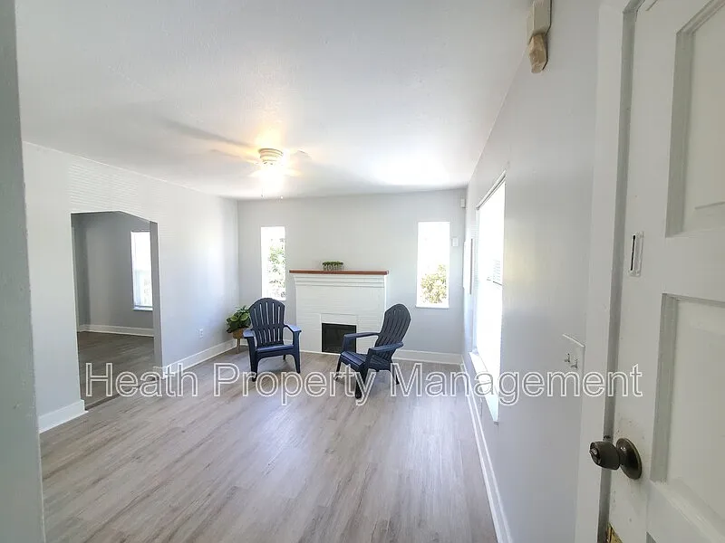 5 bed, 2.0 bath, 1543 sqft, $3,250 — Photo 2