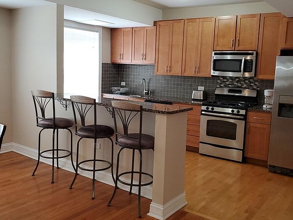 3rd image of 433 W Aldine Ave #B