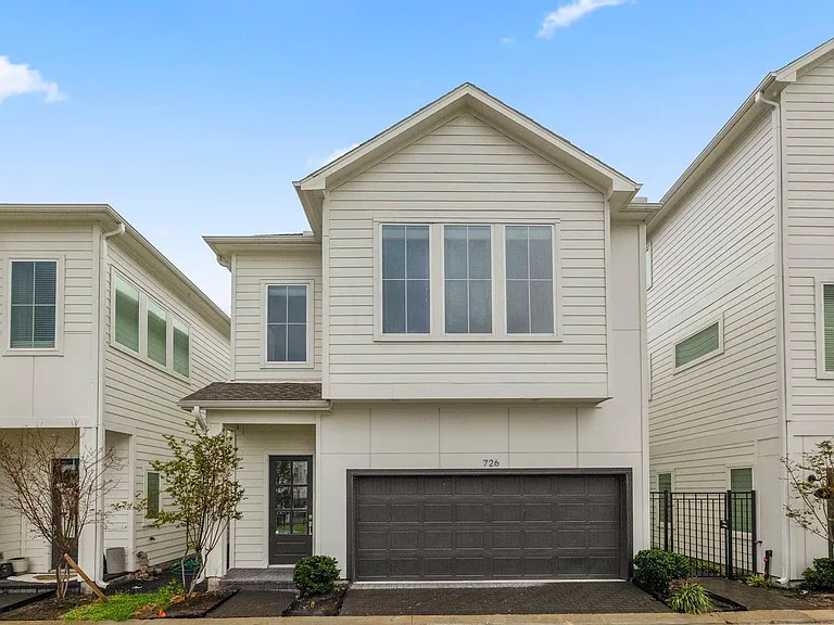 726 Carriage Knolls Dr — Photo 1