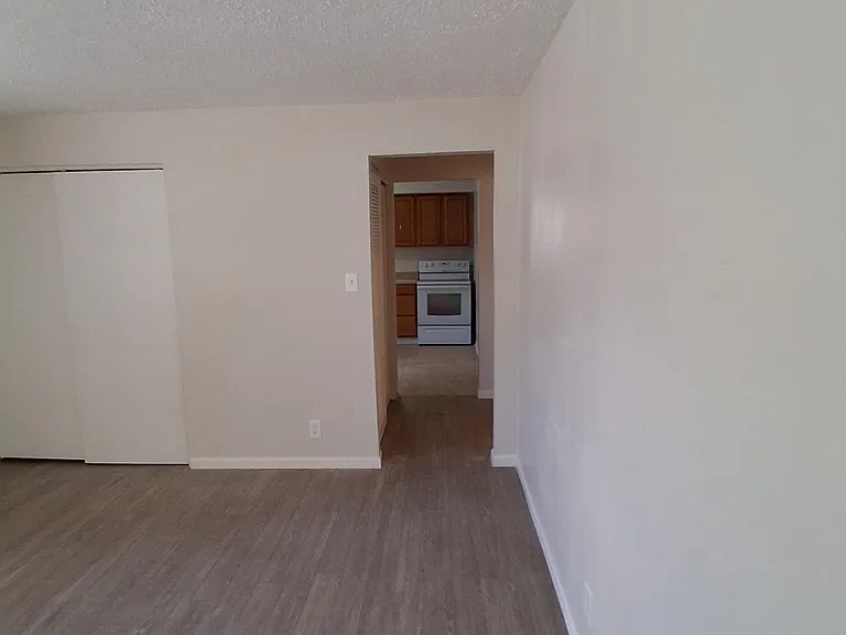 2431 Wade St — Photo 7