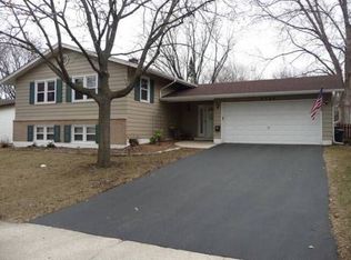 6725 Westmoreland Dr, Woodridge, IL 60517