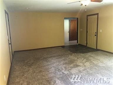 3rd image of 3913 Southglen Ave SE