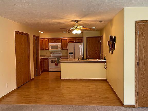 4th image of 122 W Deer Ln