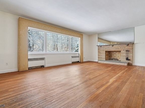 4th image of 28 Shunpike Rd