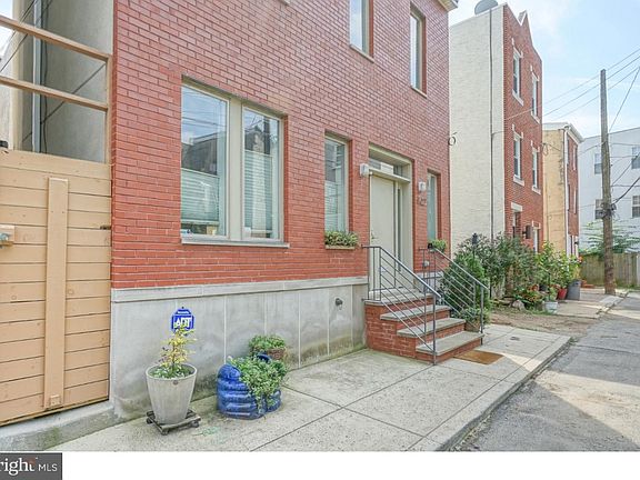 3rd image of 1027 S Fairhill St