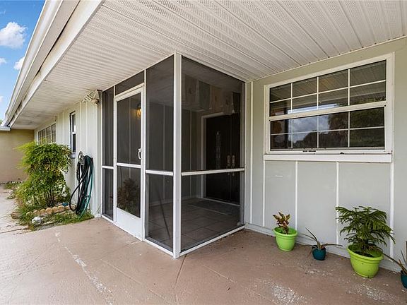 4th image of 924 Harbor Dr S