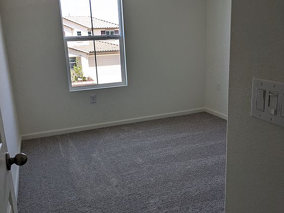 5th image of 640 Rosedale Way