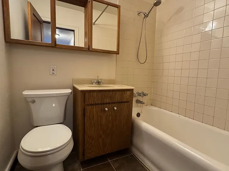 Parkway Apartments — Photo 10