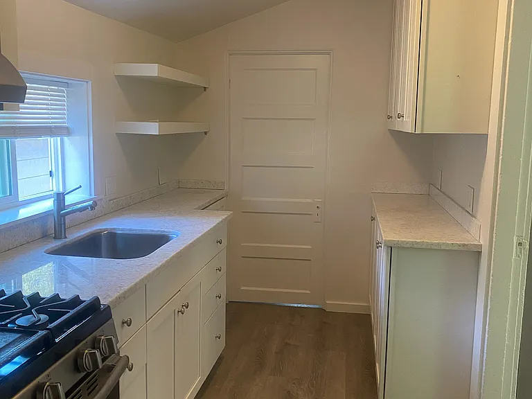 18014 Riverside Dr #4 — Photo 8