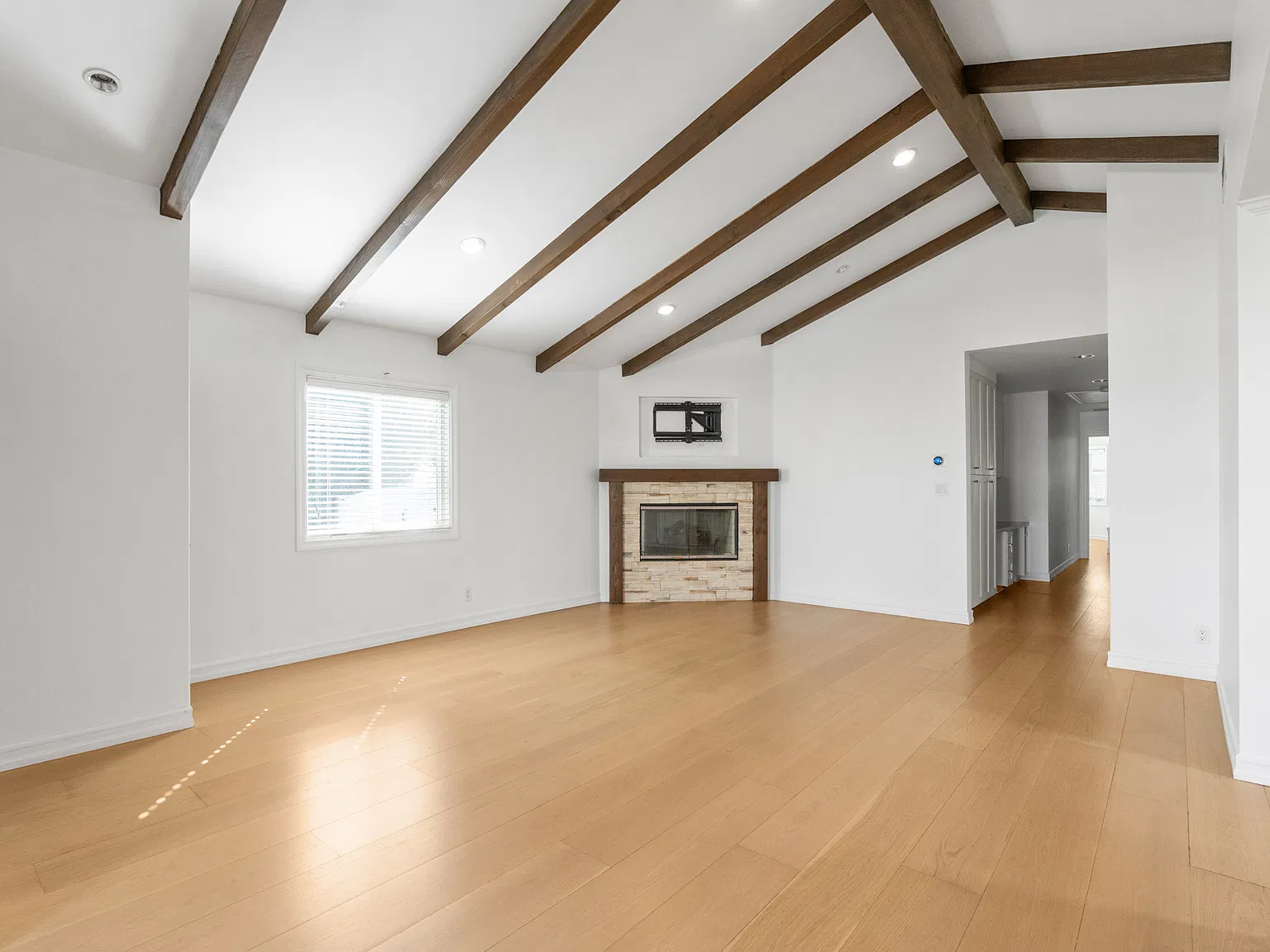 4 bed, 1950 sqft, $8,000 — Photo 4
