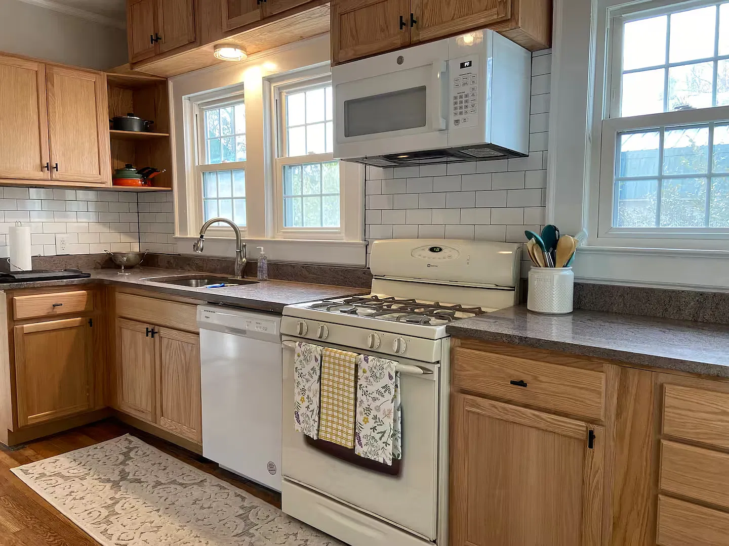 449 W Lexington Ave — Photo 2