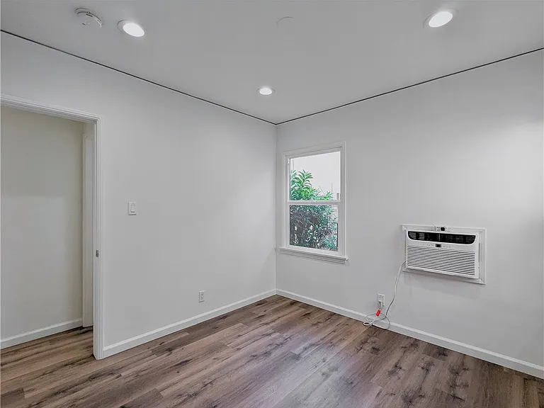 10931 Whipple St — Photo 12
