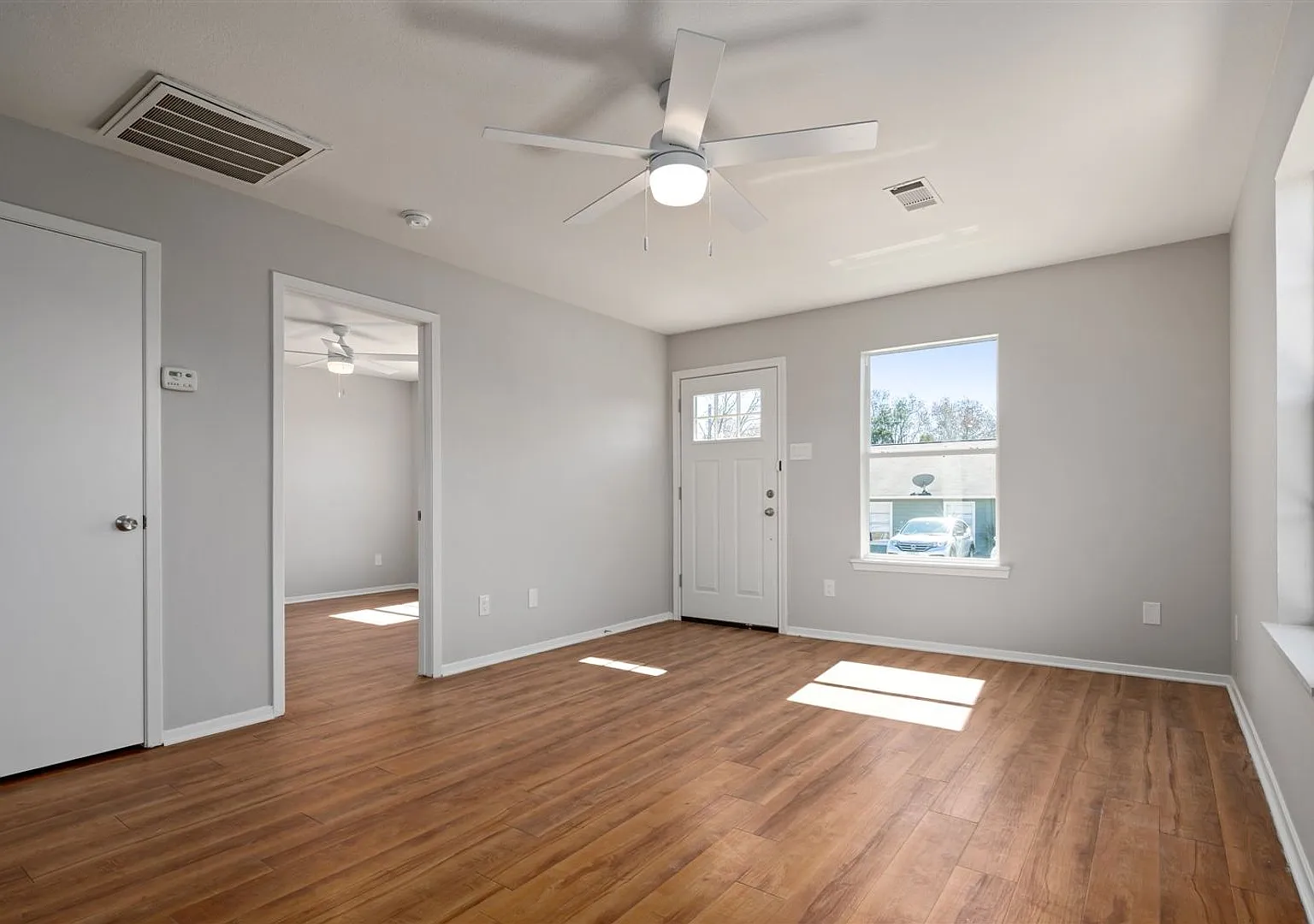 1202 Hillyer St - 3 Bedroom / 2 Bathroom with Fenced Yard - 50% off First Month's rent! — Photo 4