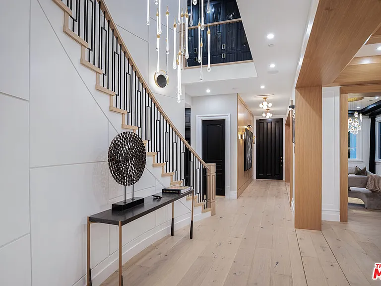806 N Gardner St — Photo 11