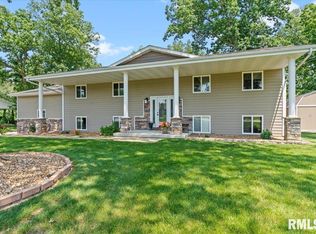 6 Lakeview Rd, Taylorville, IL 62568