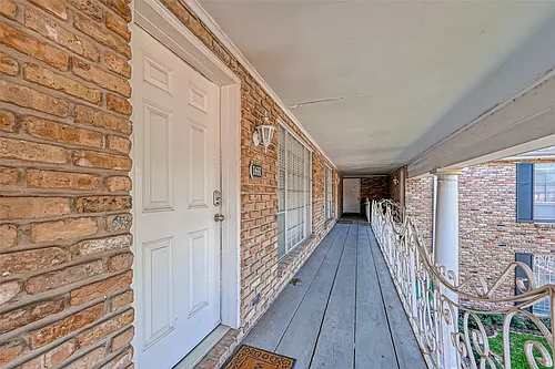 2121 Fountain View Dr Photo 1