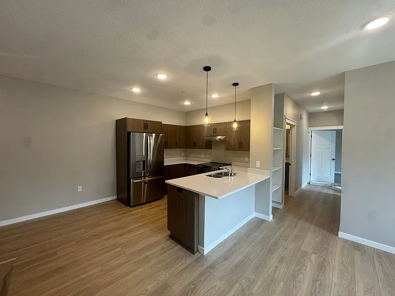 260 S Chestnut St — Photo 3