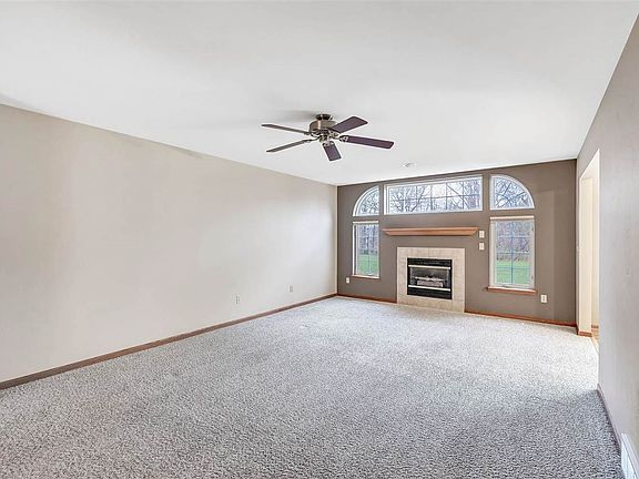 Spacious living room w/gas fireplace