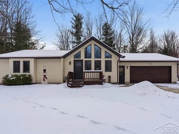 5715 Countryside Dr, Midland, MI 48642