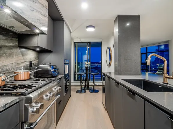 198 Aquarius Mews #2207, Vancouver, BC V6Z 2Y4