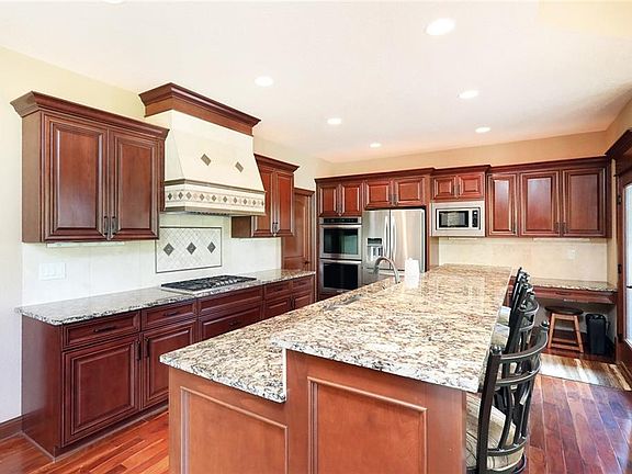 4th image of 1310 Oakwood Dr