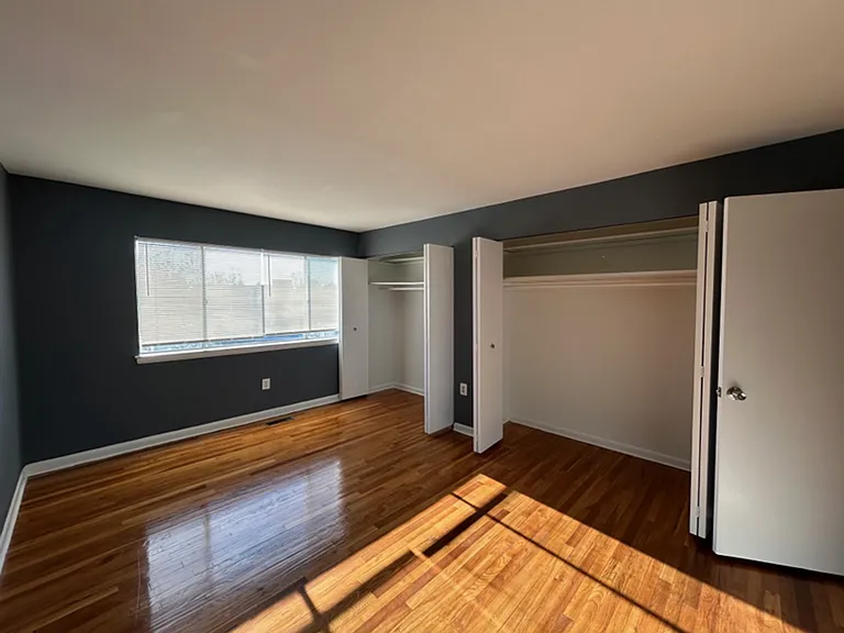 Hampshire House Apartments — Photo 11
