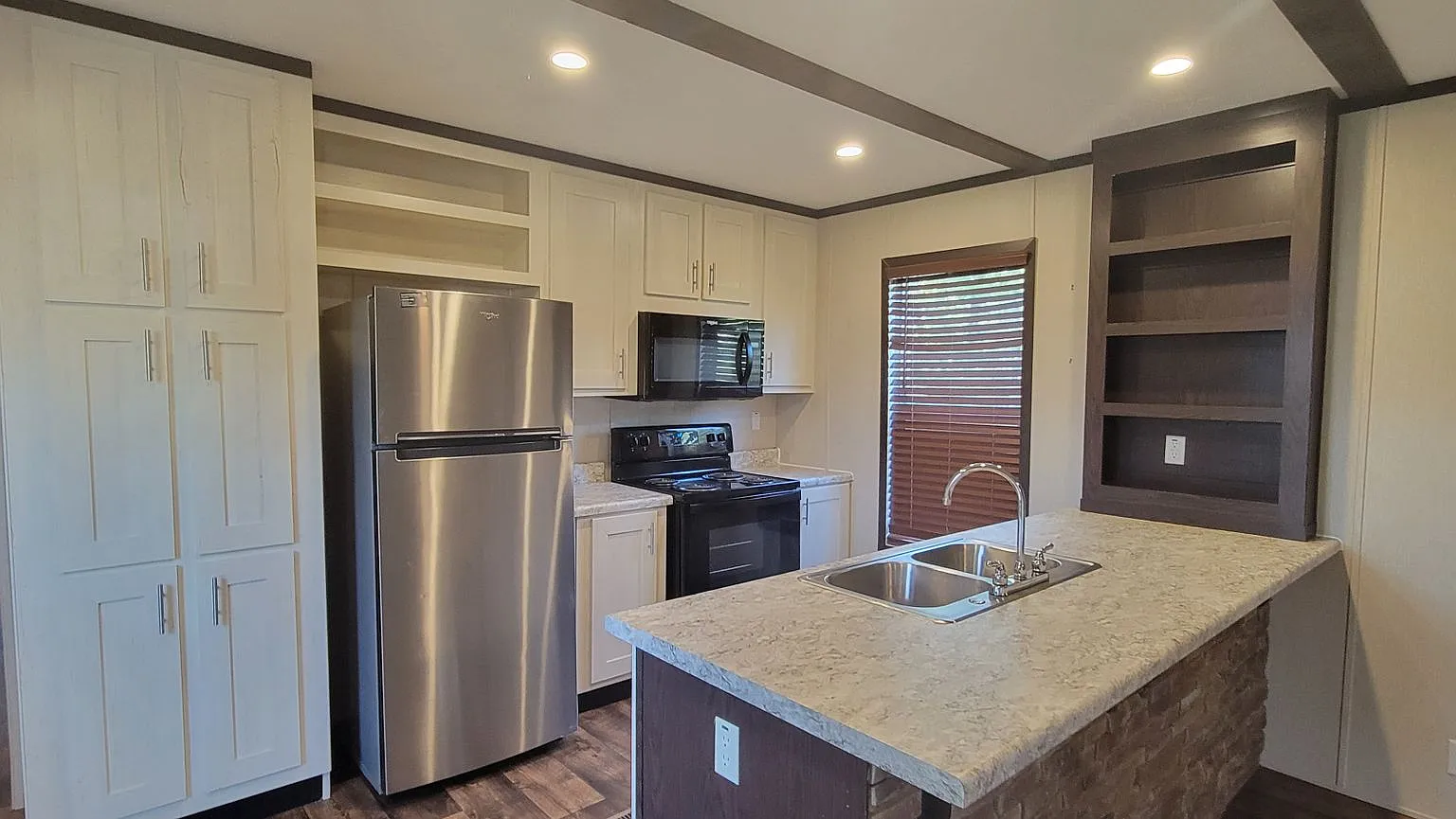 Gorgeous 3 bedroom/2 bath mobile home in Willow Oak Park, Keithville! — Photo 1