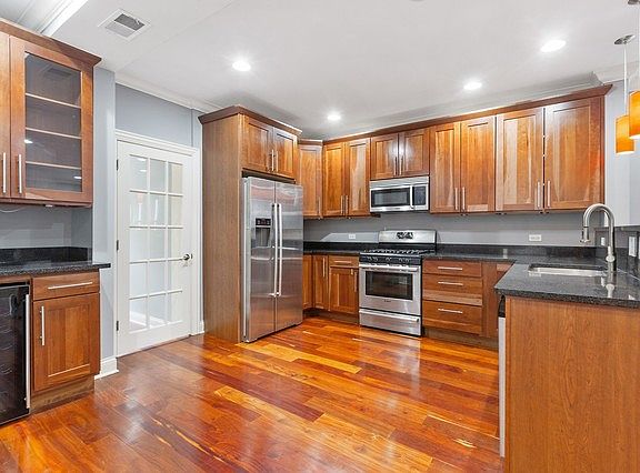3rd image of 1336 N Artesian Ave APT 2