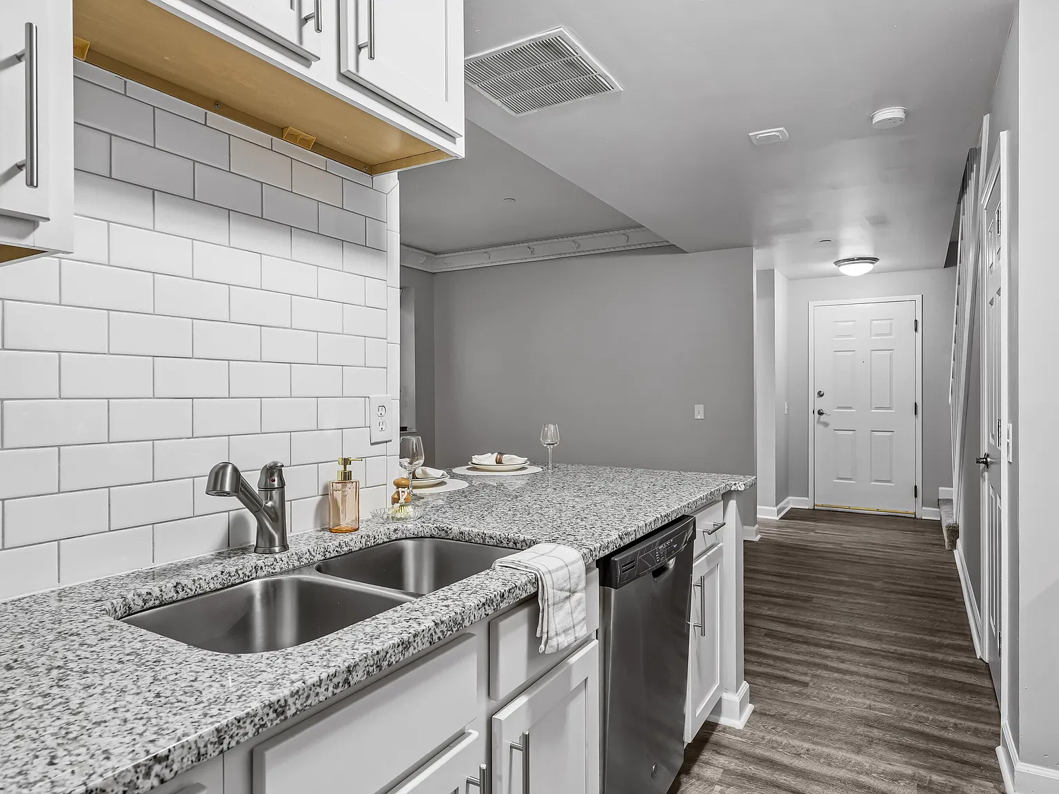 2 bed, 2.5 bath, 1062 sqft, $1,675 — Photo 2