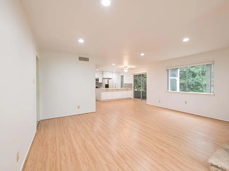 701 The High Rd #A — Photo 11