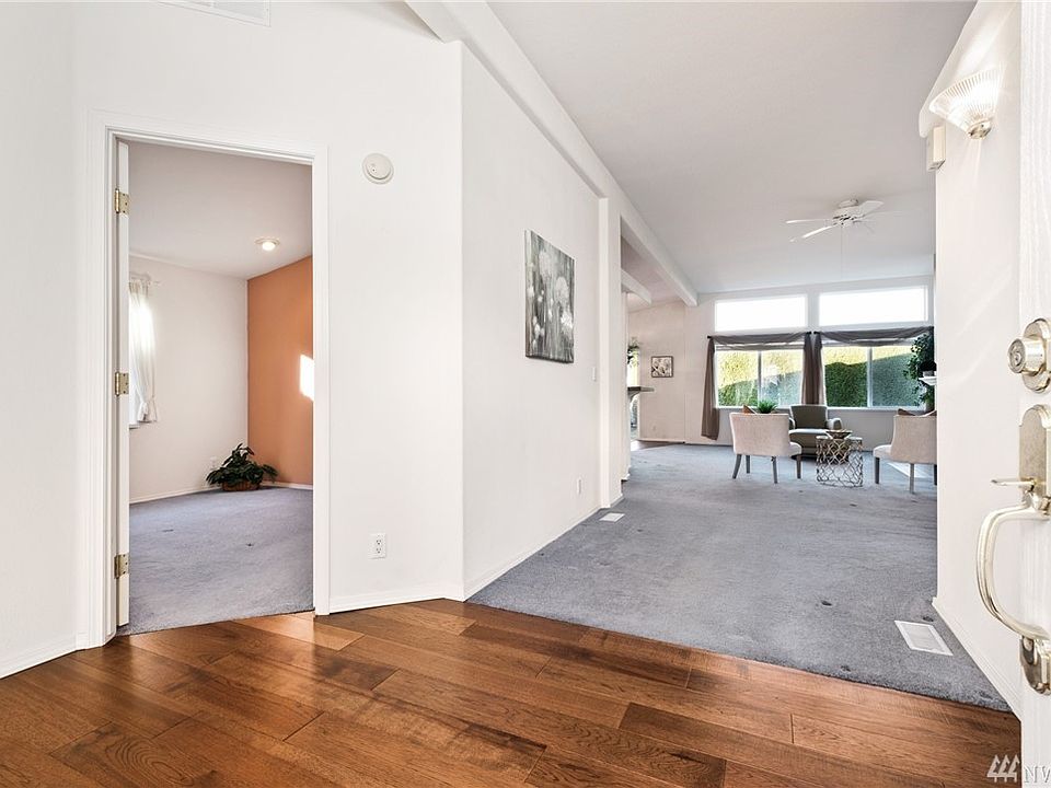 Beautiful hardwood floors in the entry.