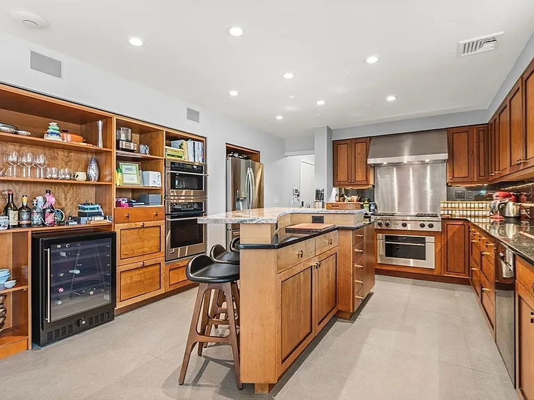 37 Beverly Rd — Photo 10