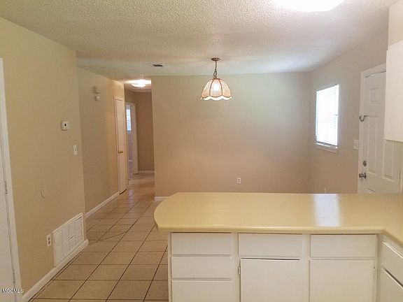 3rd image of 121 Clarence Dr